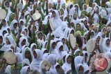 Ribuan peserta berusaha mencatatkan diri dalam rekor muri penabuh rebana 50 ribu orang dalam Harlah Muslimat NU Ke-70 di Stadion Gajayana, Malang, Jawa Timur, Sabtu (26/3). Dalam Harlah Muslimat NU tersebut juga mencatatkan diri dalam rekor muri pemakai jilbab putih terbanyak. Antara Jatim/Ari Bowo Sucipto/zk/16.