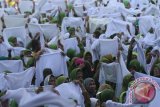 Ribuan peserta berusaha mencatatkan diri dalam rekor muri pemakai jilbab putih 50 ribu orang dalam Harlah Muslimat NU Ke-70 di Stadion Gajayana, Malang, Jawa Timur, Sabtu (26/3). Dalam Harlah Muslimat NU tersebut juga mencatatkan diri dalam rekor muri penabuh rebana terbanyak. Antara Jatim/Ari Bowo Sucipto/zk/16.