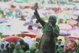 Ketua PP Muslimat NU, Khofifah Indar Parawansa bersholawat bersama para peserta dalam Harlah Muslimat NU Ke-70 di Stadion Gajayana, Malang, Jawa Timur, Sabtu (26/3). Harlah tersebut dihadiri sekitar 50 ribu peserta dan dihadiri presiden Joko Widodo. Antara Jatim/Ari Bowo Sucipto/zk/16.