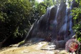 Pengunjung mandi dan beraktifitas di Air Terjun Pelang yang berada di Desa Wonocoyo Kecamatan Panggung, Trenggaek, Jawa Timur, Jum'at (25/3). Air terjun yang oleh warga sekitar juga di sebut air terjun gerobogan sewu tersebut memiliki ketinggian 25 meter dan menjadi salah satu potensi wisata baru di kawasan selatan Jawa Timur. Antara Jatim/Irfan Anshori/zk/16
