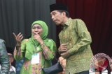 Presiden Joko Widodo berbincang dengan Ketua PP Muslimat NU, Khofifah Indar Parawansa (kiri) dalam Harlah Muslimat NU Ke-70 di Stadion Gajayana, Malang, Jawa Timur, Sabtu (26/3). Harlah tersebut diikuti sekitar 50 ribu peserta. Antara Jatim/Ari Bowo Sucipto/zk/16.