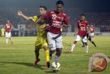 Pesepak bola PS Polri Robertino Gabriel Pugliara (kiri) berebut bola dengan pesepak bola Bali United Ganjar Mukti Muhardiyana dalam pertandingan Babak Penyisihan Grup B Sepak Bola Piala Bhayangkara di Stadion Wayan Dipta, Gianyar, Bali, Minggu (27/3). Dalam pertandingan tersebut Bali United berhasil menaklukkan PS Polri dengan skor 1-0. ANTARA FOTO/Wira Suryantala/wdy/16.