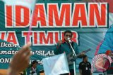 Ketua Umum Partai Islam, Damai, Aman (Idaman) Rhoma Irama menyanyikan lagu usai pelantikan pengurus Dewan Pimpinan Cabang (DPC) partai di Stadion Magenda, Bondowoso, Jawa Timur, Minggu (26/3). Rhoma Irama melantik 38 DPC Partai Idaman Se-Jawa Timur secara bersamaan dan dimeriahkan oleh musik dangdut Soneta group.
Antara Jatim/Seno/zk/16 
