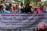 Walikota Banda Aceh Illiza Sa'aduddin Djamal (KEtiga kanan) melakukan aksi bersama warga dan anak-anak penderita down syndrome serta autisme di Banda Aceh, Aceh, Minggu (27/3). Aksi yang dilaksanakan The Nanny Children Center (TNCC) itu diikuti ratusan warga dan anak-anak berkebutuhan khusus dalam rangka memperingati hari down syndrome serta autis sedunia. ANTARA FOTO/Irwanyah Putra/nz/16.