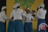 Sejumlah penari membawakan tarian Al Bahri dalam Pekan Kebudayaan Saudi Arabia di Anjungan Aceh, TMII, Jakarta, Minggu (27/3). Pekan budaya yang berlangsung pada 26-30 Maret 2016 tersebut bertujuan memperkenalkan budaya Arab kepada khalayak Indonesia lewat pameran kaligrafi, musik, dan tari. ANTARA FOTO/Rosa Panggabean/foc/16.