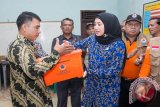 Pemberian bantuan secara simbolis berupa family kit kepada masyarakat, yang merupakan bantuan tanggap darurat bencana dari BNPB. Bantuan tersebut diserahkan langsung oleh ibu Desy Ratnasari kepada masyarakat korban bencana longsor di Kampung Cilimus Desa Nanggerang dan masyarakat Kampung Pasirlaja, Desa Bojongtipar, Kecamatan Nyalindung, Kabupaten Sukabumi.  (Foto Antara/Aditya A Rohman).