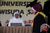 Menteri Sosial (Mensos) Khofifah Indar Parawansa menghadiri wisuda sarjana di Jombang, Jawa Timur, Minggu (27/3). Kementerian Sosial memastikan penambahan nominal bagi penerima PKH (Program Keluarga Harapan), pada APBN 2016 dengan alokasi dana sebesar Rp 9,98 Triliun bagi 6 juta keluarga kategori sangat miskin dari sebelumnya 2,5 juta keluarga. Antara Jatim/Syaiful Arif/zk/16