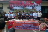 Kajari Paringin Sofyan Selle memusnahkan barang bukti Narkoba dan tindak pidana umum di halaman Mapolres Balangan, Senin. â€ŽYang dimusnahkan merupakan barang bukti periode Januari 2015 - Januari 2016. Hadir Kapolres Balangan AKBP Sudrajad Hariwibowo, Perwira Penghubung Kodim 1001/Amuntai-Paringin Kapten Suganda, Wakil Ketua DPRD Balangan M Noor Iswan dan pihak BNN. Foto Antaranews Kalsel/Roly Supriadi