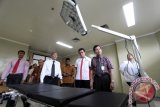 Rektor Universitas Sumatera Utara (USU) Runtung Sitepu (kanan) meninjau fasilitas alat kesehatan saat meresmikan operasional Rumah Sakit Pendidikan USU Medan, Sumatera Utara, Senin (28/3). Rumah sakit yang dilengkapi ruang bedah hingga ruang rawat inap tersebut diharapkan dapat mendukung aktivitas perkuliahan mahasiswa Fakultas Kedokteran USU dan memberikan pelayanan kesehatan bagi semua lapisan masyarakat. ANTARA SUMUT/Septianda Perdana/16