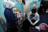 Petugas memeriksa ruangan di blok perempuan Lembaga Pemasyarakatan Kelas II A Kediri, Jawa Timur, Selasa (29/3). Petugas gabungan Polres Kediri Kota, Polres Kediri, BNN Kota/Kabupaten Kediri melakukan pemeriksaan di lapas, mengantisipasi peredaran narkotika serta senjata tajam di lapas. Antara Jatim/Foto/Asmaul Chusna/16 