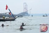 Sejumlah prajurit Korps Marinir TNI AL memacu kecepatan dalam renang militer Selat Madura di Perairan selat Madura, Jawa Timur, Selasa (29/3). Renang militer yang diikuti sekitar 200 prajurit Pasmar-1 dengan menggunakan pakaian dinas lapangan (PDL) tersebut bertujuan untuk pembinaan fisik sebagai pasukan pendarat. ANTARA FOTO/M Risyal Hidayat/wdy/16.