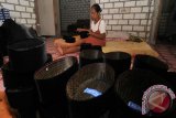 Perajin menyelesaikan pembuatan songkok kerajinan rumahan di Desa Pengangsalan, Kalitengah, Lamongan, Jawa Timur, Senin (28/3). Dalam sebulan kapasitas produksi perajin songkok di desa yang menjadi sentra penghasil songkok itu mencapai 10 ribu kodi, dijual dengan harga Rp 20 ribu sampai Rp 30 ribu per biji ke berbagai daerah. Antara Jatim/Syaiful Arif/zk/16