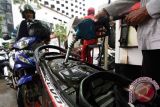 Pengendara motor mengisi BBM di SPBU Cikini, Jakarta Pusat, Selasa (29/3). Pertamina menurunkan semua harga BBM non subsidi sebesar Rp200 per liter mulai Rabu (30/3). (ANTARA FOTO/Sigid Kurniawan)