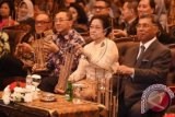 Presiden Kelima RI Megawati Soekarnoputri (kedua kanan) bersama Ketua MPR Zulkifli Hasan (kedua kiri), Ketua Aliansi Kebangsaan Pontjo Sutowo (kanan), dan Ketua Umum Partai Golkar Aburizal Bakrie bermain angklung saat pembukaan Konvensi Nasional Tentang Haluan Negara di Jakarta, Rabu (30/3). Konvensi itu mengangkat tema Mengembalikan Kedaulatan Rakyat Melalui Haluan Negara. ANTARA FOTO/Akbar Nugroho Gumay/wdy/16