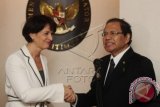 Menko Maritim dan Sumber Daya Rizal Ramli (kanan) berjabat tangan dengan Wapres Swiss Doris Leuthard seusai melangsungkan pertemuan di Kantor Kemenko Maritim, Jakarta, Rabu (30/3). Pertemuan tersebut membahas kerja sama di bidang maritim, transportasi, pariwisata, dan energi. ANTARA FOTO/Wahyu Putro A/wdy/16