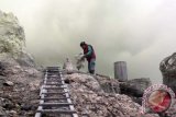 Pekerja melakukan aktivitas penambangan belerang di kawah Gunung Ijen, Banyuwangi, Jawa Timur, Selasa (29/3). Sedikitnya 14 ton belerang setiap hari berhasil ditambang atau sekitar 20persen dari potensi sesungguhnya yang disediakan oleh alam. minimnya hasil yang diperoleh dikarenakan medan yang sangat sulit dan dilakukan secara tradisional. Antara Jatim/ Budi Candra Setya/zk/16.