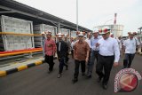 Menteri ESDM Sudirman Said (kedua kanan) didampingi Direktur Bisnis Regional Jawa Bagian Timur dan Bali (JBTB) PLN Amin Subekti (kanan) meninjau kesiapan Compressed Natural Gas (CNG) yang berada di lokasi Pembangkit Listrik Tenaga Gas dan Uap (PLGU) Gresik, Jawa Timur, Kamis (31/3). Pembangunan CNG Plant Gresik yang akan beroperasi pada awal April 2016 tersebut merupakan upaya dari PLN untuk mendukung program listrik 35.000 MW dari sisi kesiapan energi primer (gas) dan penguatan sistem kelistrikan Jawa-Bali. Antara Jatim/Moch Asim/zk/16
