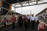 Menteri ESDM Sudirman Said (kedua kanan) didampingi Direktur Bisnis Regional Jawa Bagian Timur dan Bali (JBTB) PLN Amin Subekti (kanan) meninjau kesiapan Compressed Natural Gas (CNG) yang berada di lokasi Pembangkit Listrik Tenaga Gas dan Uap (PLGU) Gresik, Jawa Timur, Kamis (31/3). Pembangunan CNG Plant Gresik yang akan beroperasi pada awal April 2016 tersebut merupakan upaya dari PLN untuk mendukung program listrik 35.000 MW dari sisi kesiapan energi primer (gas) dan penguatan sistem kelistrikan Jawa-Bali. Antara Jatim/Moch Asim/zk/16