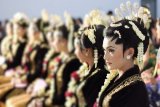 Busana daerah dan adat perkawinan Indonesia pukau wanita Roma