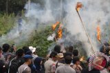 Kapolri Jenderal Badrodin Haiti (ketiga kiri),  bersama Kadiv Humas Polri, Irjen Pol  Anton Bachrul Alam (kedua kiri)  dan sejumlah perwira polri mencabut tanaman ganja saat pemusnahan di perbukitan Desa Lamteba, Kecamatan Seulimum, Kabupaten Aceh Besar, Aceh, Jumat (1/4). Dalam Operasi Bersinar Rencong 2016 Polda Aceh yang dihadiri Kapolri Jenderal Badrodin Haiti, Polri memusnahkan seluas 189,5 hektare ladang ganja tersebar pada 23 titik di wilayah Aceh. ACEH.ANTARANEWS.COM/Ampelsa/16