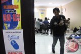 Petugas melayani sejumlah wajib pajak yang akan melaporkan surat pemberitahuan tahunan (SPT) di Kantor Pelayanan Pajak (KPP) Pratama Tulungagung, Jawa Timur, Kamis (31/3). Memasuki hari terakhir batas waktu pelaporan SPT pajak pribadi secara manual pada 31 Maret, jumlah wajib pajak atau objek pajak perorangan yang telah melaporkan perhitungan atau pembayaran pajak ke KPP Pratama Tulungagung baru mencapai 65 persen dari lebih 100 ribuan objek pajak pribadi yang terdaftar. Antara Jatim/Destyan Sujarwoko/zk/16