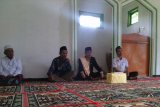 Pendiri sekaligus Inovator Koperasi Garudayaksa Nusantara (KGN) Balad Ade Dasep Siap Turun (Baldatun) Center Sukabumi, Ade Dasep Zainal Abidin saat melaksanakan Jumat Keliling di Masjid Jami Al-Amaliyah di Kampung Cikarea Toyibah, Desa Cikarea, Kecamatan Cikidang, Kabupaten Sukabumi, yang juga dihadiri oleh para pengurus masjid, warga dan kepala desa setempat.  (Foto: Humas KGN Baldatun Center Sukabumi) 

