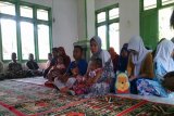 Ibu dari anak yatim dan warga Kampung Cikarea Toyibah, Desa Cikarea, Kecamatan Cikidang turut hadir dalam acara bakti sosial yang dilakukan secara rutin setiap Jumat. (Foto: Humas KGN Baldatun Center Sukabumi). 

