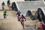 Sejumlah atlet BMX melakukan latihan di Sirkuit BMX Muncar, Banyuwangi, Jawa Timur Jumat (1/4). Ratusan atlet balap BMX dari dalam dan luar negeri menjalani sesi latihan terakhir, sebelum memulai pertandingan International BMX Competition pada 2-3 April mendatang yang akan diikuti atlet BMX dari 8 Negara di Banyuwangi. Antara Jatim/ Budi Candra Setya/zk/16.