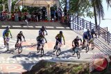 Sejumlah atlet BMX melakukan latihan di Sirkuit BMX Muncar, Banyuwangi, Jawa Timur Jumat (1/4). Ratusan atlet balap BMX dari dalam dan luar negeri menjalani sesi latihan terakhir, sebelum memulai pertandingan International BMX Competition pada 2-3 April mendatang yang akan diikuti atlet BMX dari 8 Negara di Banyuwangi. Antara Jatim/ Budi Candra Setya/zk/16.