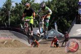 Sejumlah atlet BMX melakukan latihan di Sirkuit BMX Muncar, Banyuwangi, Jawa Timur Jumat (1/4). Ratusan atlet balap BMX dari dalam dan luar negeri menjalani sesi latihan terakhir, sebelum memulai pertandingan International BMX Competition pada 2-3 April mendatang yang akan diikuti atlet BMX dari 8 Negara di Banyuwangi. Antara Jatim/ Budi Candra Setya/zk/16.