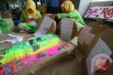 Peserta lomba menyelesaikan pembuatan majalah dinding tiga dimensi (Mading 3D) bertema 'Santri Berkarya Untuk Bangsa' di Gor Jayabaya, Kota Kediri, Jawa Timur, Sabtu (2/3). Lomba Mading 3D yang diikuti oleh sejumlah pondok pesantren se-Kediri tersebut sebagai wahana mengembangkan kreatifitas santri di bidang seni rupa dan karya tulis. Antara Jatim/Prasetia Fauzani/zk/16