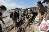 Sejumlah mahasiswa ITS  membersihkan sampah yang bertebaran di sepanjang pantai Kenjeran Surabaya, Jawa Timur, Minggu (3/4). Kegiatan tersebut wujud kepedulian terhadap kebersihan lingkungan di kawasan yang merupakan salah satu ikon wisata di Surabaya. Antara Jatim/Didik Suhartono/zk/16