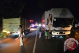 Truk trailer mogok dan melintang di jalan Raya Pantura Taman Nasional Baluran, Banyuputih, Situbondo, Jawa Timur, Sabtu (2/4). Mogoknya truk trailer yang melintang tersebut menyebabkan jalur pantura Banyuwangi - Surabaya macet total sekitar 20Km mulai jam 18.06 dan tidak ada petugas polisi. Antara Jatim/Seno/zk/16.