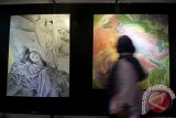 Pengunjung mengamati patung atau instalasi berjudul mimpi jatuh karya Mohamad Arifin 'Londo' saat pembukaan pameran bersama seni rupa di Galeri Prabangkara Taman Budaya Jatim di Surabaya, Jawa Timur, Minggu (3/4). Pameran dengan tema 'Ruang Kecil Bicara' tersebut memajang karya-karya terbaik 20 perupa Jawa Timur dalam bentuk lukisan, patung dan karya instalasi, berlangsung mulai 3-9 April. Antara Jatim/Moch Asim/1zk/6