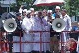 Ketua Umum Front Pembela Islam (FPI) Muhammad Rizieq Shihab (tengah) bersama anggota FPI berunjuk rasa di depan Gedung KPK, Jakarta, Senin (4/4). Dalam aksinya mereka mendesak KPK mengusut kasus dugaan korupsi dalam pembelian lahan Rumah Sakit Sumber Waras dengan memeriksa Gubernur DKI Jakarta Basuki Tjahaja Purnama. ANTARA FOTO/Hafidz Mubarak A./wdy/16