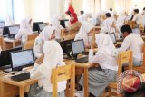 Puluhan siswa SMKN 3 Banjarbaru mengikuti Ujian Nasional berbasis komputer (UN CBT) di sekolahnya, Senin (4/4).  Pelaksanaan UN di Kalsel di ikuti 189.434 siswa dari tingkat sekolah dasar hingga SMA sederajat. Foto Antaranews Kalsel/Herry Murdy Hermawan