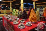 Bebagai jenis buah-buahan disajikan untuk menghormati para leluhur pada perayaan malam puncak Ceng Beng di Perkuburan Sentosa Kota Pangkalpinang, Senin (4/4) (Foto Disbudparpora Pangkalpinang).