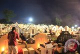 Masyarakat Tionghua sedang malakukan ritual untuk menghormati para leluhur pada perayaan malam puncak Ceng Beng di Perkuburan Sentosa Kota Pangkalpinang, Senin (4/4) (Foto Disbudparpora Pangkalpinang).