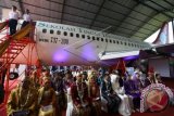 Sejumlah pasangan pengantin mengikuti prosesi pernikahan saat acara nikah massal di dalam pesawat Boeing 737 seri 200 bertajuk 'Nikah Angkasa' di Sekolah Tinggi Teknologi Kerdirgantaraan (STTKD) Yogyakarta, Senin (4/4). Acara yang digagas oleh Forum Ta'aruf Indonesia itu diikuti oleh 21 pasangan pengantin. ANTARA FOTO/Andreas Fitri Atmoko/wdy/16.