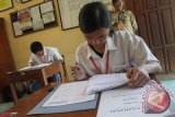 Siswa tuna rungu wicara mengerjakan soal Ujian Nasional mata pelajaran Bahasa Indonesia di Yayasan Pembina Penyandang Cacat (YPPC) Ngawi, Malang, Jawa Timur, Senin (4/4). Berbeda dengan peserta UN reguler, siswa berkebutuhan khusus terutama katagori B (tuna rungu wicara) hanya mengikuti UN 3 mata pelajaran saja yakni Bahasa Indonesia, Bahasa Inggris, Matematika dan tanpa disertai soal  ujian suara atau listening. Antara Jatim/Ari Bowo Sucipto/zk/16.