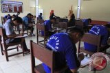 Sejumlah siswa tingkat Sekolah Menengah Atas (SMA) yang menjadi warga binaan LP Anak Medan mengikuti Ujian Nasional (UN) di LP Khusus Anak Klas I Tanjung Gusta Medan, Sumatera Utara, Senin (4/4). Dari 45 warga binaan LP Anak Medan yang didaftarkan ikuti Ujian Nasional namun pada hari pertama hanya 19 orang yang mengikuti Ujian Nasional dari dalam lembaga pemasyarakatan karena terjerat kasus pidana. ANTARA SUMUT/Septianda Perdana/16