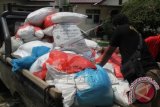 Petugas Bea dan Cukai mengamankan barang bukti puluhan sak gula impor di Banda Aceh, Senin (4/4). Petugas Bea dan Cukai di daerah itu berhasil menggagalkan penyelundupan gula impor sebanyak 2 ton lebih dari free port Sabang ke daratan Banda Aceh ,sehingga total gula impor selundupan yang berhasil diamankan selama tahun 2016 sebanyak 25 ton. ANTARA FOTO/Ampelsa/aww/16.