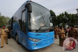 Sejumlah PNS mengamati salah satu dari 25 unit bus Trans Kutaraja bantuan Kementerian Perhubungan untuk Pemerintah Kota Banda Aceh di Banda Aceh, Aceh, Senin (4/4). Bantaun Kementerian Perhubungan itu diharapkan mampu menjadi salah satu alternatif transportasi massal dalam kota yang nyaman, mudah, murah, dan aman. ANTARA FOTO/Irwansyah Putra/aww/16.