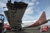 Sejumlah petugas mengamati bagian sayap kiri dari pesawat Batik Air dengan nomor registrasi PK-LBS yang mengalami insiden di Bandara Halim Perdanakusuma, Jakarta, Selasa (5/4). Pesawat Batik Air Boeing 737-800 rute Halim Perdanakusuma-Ujung Pandang dengan nomor penerbangan ID 7703 yang akan melakukan lepas landas bersenggolan dengan pesawat Trans Nusa berjenis ATR 42 seri 600 pada Senin (4/4) sekitar pukul 19.55 WIB. Insiden tersebut menyebabkan beberapa kerusakan pada bagian pesawat. ANTARA FOTO/Widodo S Jusuf