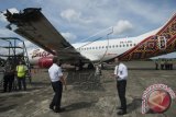 Pesawat Batik Air dengan nomor registrasi PK-LBS yang mengalami insiden terparkir di Bandara Halim Perdanakusuma, Jakarta, Selasa (5/4). Pesawat Batik Air Boeing 737-800 rute Halim Perdanakusuma-Ujung Pandang dengan nomor penerbangan ID 7703 yang akan melakukan lepas landas bersenggolan dengan pesawat Trans Nusa berjenis ATR 42 seri 600 pada Senin (4/4) sekitar pukul 19.55 WIB. Insiden tersebut menyebabkan beberapa kerusakan pada bagian pesawat. ANTARA FOTO/Widodo S Jusuf/wdy/16.