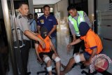 Anggota Kepolisan menunjukan pelaku kasus pencurian saat gelar perkara di Mapolres Banyuwangi, Jawa Timur, Selasa (5/4). Sebanyak empat pelaku pencurian asal Kabupaten Ogan Komering Ilir (sumsel) yang sering beraksi dengan memecahkan kaca mobil di beberapa daerah seperti Situbondo, Jember, Jombang dan Banyuwangi tersebut, berhasil diamankan anggota kepolisian Banyuwangi yang dilumpuhkan dengan timah panas di lokasi yang berbeda. Antara Jatim/ Budi candra Setya/zk/16.