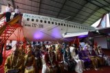 Sejumlah pasangan pengantin mengikuti prosesi pernikahan saat acara nikah massal di dalam pesawat Boeing 737 seri 200 bertajuk 'Nikah Angkasa' di Sekolah Tinggi Teknologi Kerdirgantaraan (STTKD) Yogyakarta, Senin (4/4). Acara yang digagas oleh Forum Ta'aruf Indonesia itu diikuti oleh 21 pasangan pengantin. (Foto Andreas Fitri Atmoko)