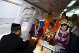 Pasangan pengantin mengikuti prosesi pernikahan saat acara nikah massal di dalam pesawat Boeing 737 seri 200 bertajuk 'Nikah Angkasa' di Sekolah Tinggi Teknologi Kerdirgantaraan (STTKD) Yogyakarta, Senin (4/4). Acara yang digagas oleh Forum Ta'aruf Indonesia itu diikuti oleh 21 pasangan pengantin. (Foto Andreas Fitri Atmoko).