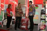 General Manager PT Pertamina MOR I, Romulo Hutapea (tengah) menjelaskan tentang produk Aspal Bag PT Pertamina 50 kg, kepada pengunjung stand, di Medan, Sumatera Utara, Rabu (6/4). Inovasi produk Petrochemical Pertamina tersebut untuk memenuhi kebutuhan pelanggan khususnya di wilayah kepulauan dengan kemasan yang mudah dibawa ke lokasi proyek. ANTARA FOTO/Irsan Mulyadi/wdy/16