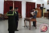 Bupati Barito Kuala H Hasanuddin Murad melantik Direktur PDAM Marabahan, Sumadi, SE di Aula Selidah Kantor Bupati Barito Kuala, Selasa. Bupati berharap PDAM bisa menjadi perusahaan daerah yang benar-benar mampu melayani masyarakat akan kebutuhan air bersih sesuai standar harga optimal.(Foto Antaranews Kalsel/humpro-batola/Arianto/f) 